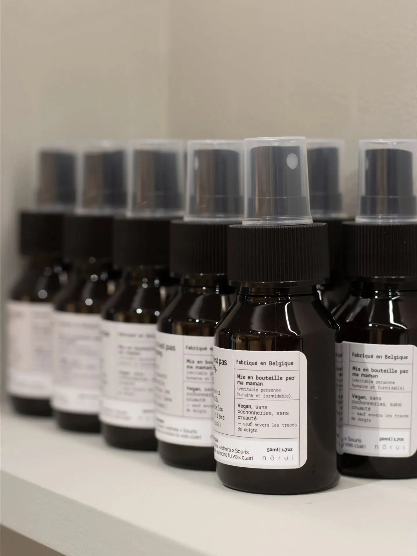 Mode d'emploi: 
Pschit > Essuie > Admire > Souris.
(Ou pas, mais au moins tu vois clair.) 
Bon mardi.
.
.
.
#norui #opticien #quartierbrugmann