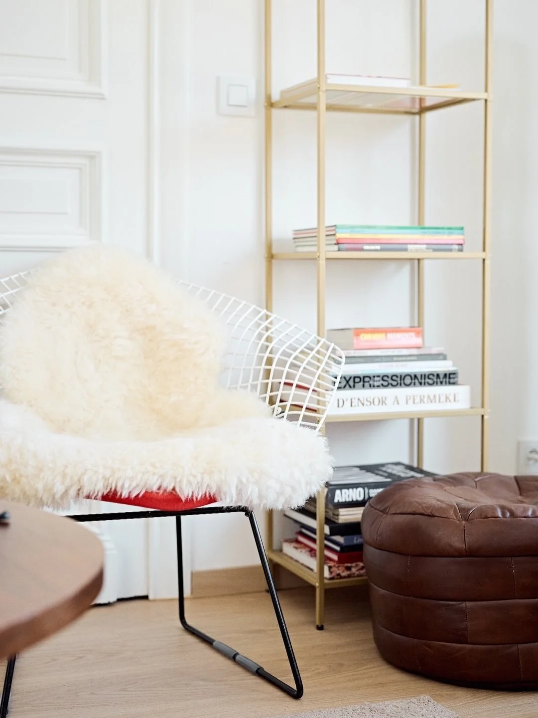 Cette maison a quelque chose de doux. 
Elle laisse respirer les formes . 

#shootingday #drop1 #norui 

📷 @dimitrilowette 
🏠 @_chemin_des_roses_ 

📷