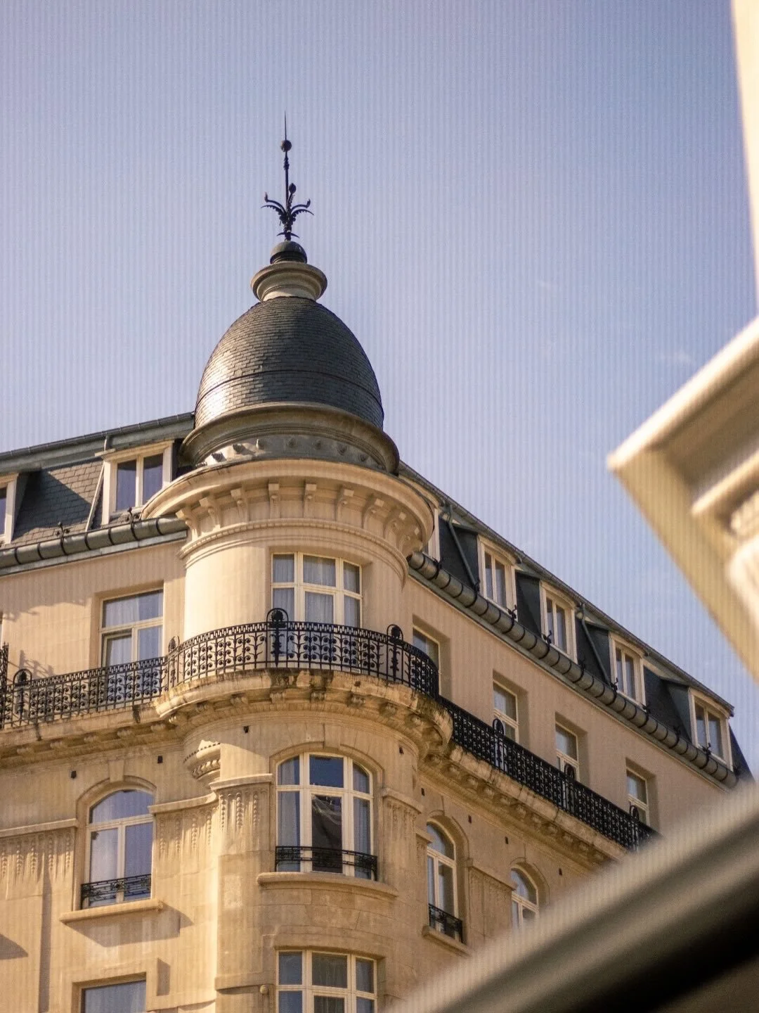 Une architecture soign&eacute;e , presque intemporelle.
Des fa&ccedil;ades &eacute;l&eacute;gantes, des lignes claires.
Une Harmonie discr&egrave;te&hellip;

La place Brugmann et ses alentours ont quelques choses de particulier 🤍 

#quartierbrugmann