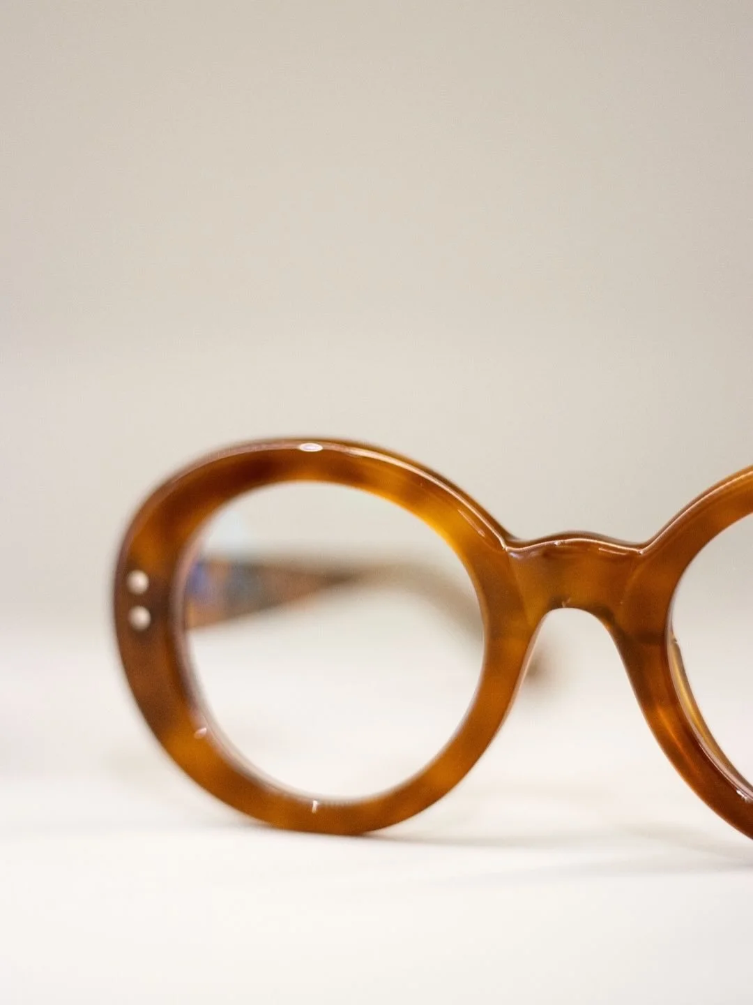 Anōr en carune, lumineuse comme un caramel dor&eacute;☀️

#eyewearstudio #norui #firstcollection 

👓 nōrui 
📷 @ankatg