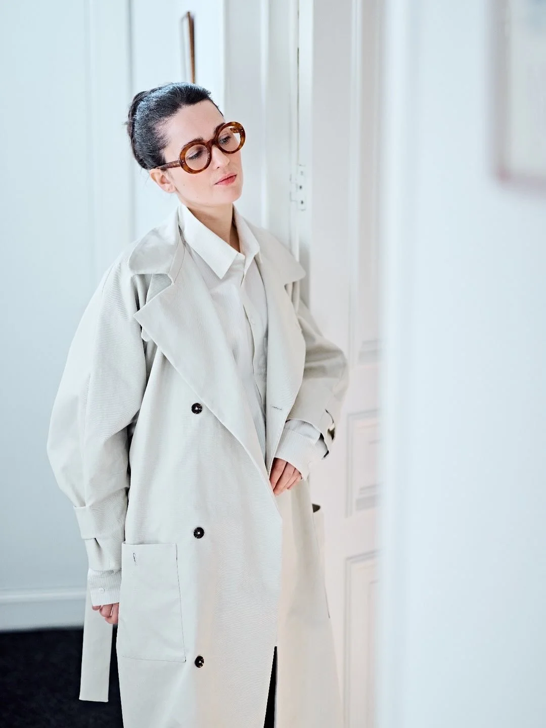 Anōr en carune 
Une ovale oversize, &eacute;paisse, aux arrondis g&eacute;n&eacute;reux 🤍

📷 @dimitrilowette 
👓 @norui.be 
🧥 @helenvantroyen 

#eyewearstudio #placebrugmann #opticienlunetier