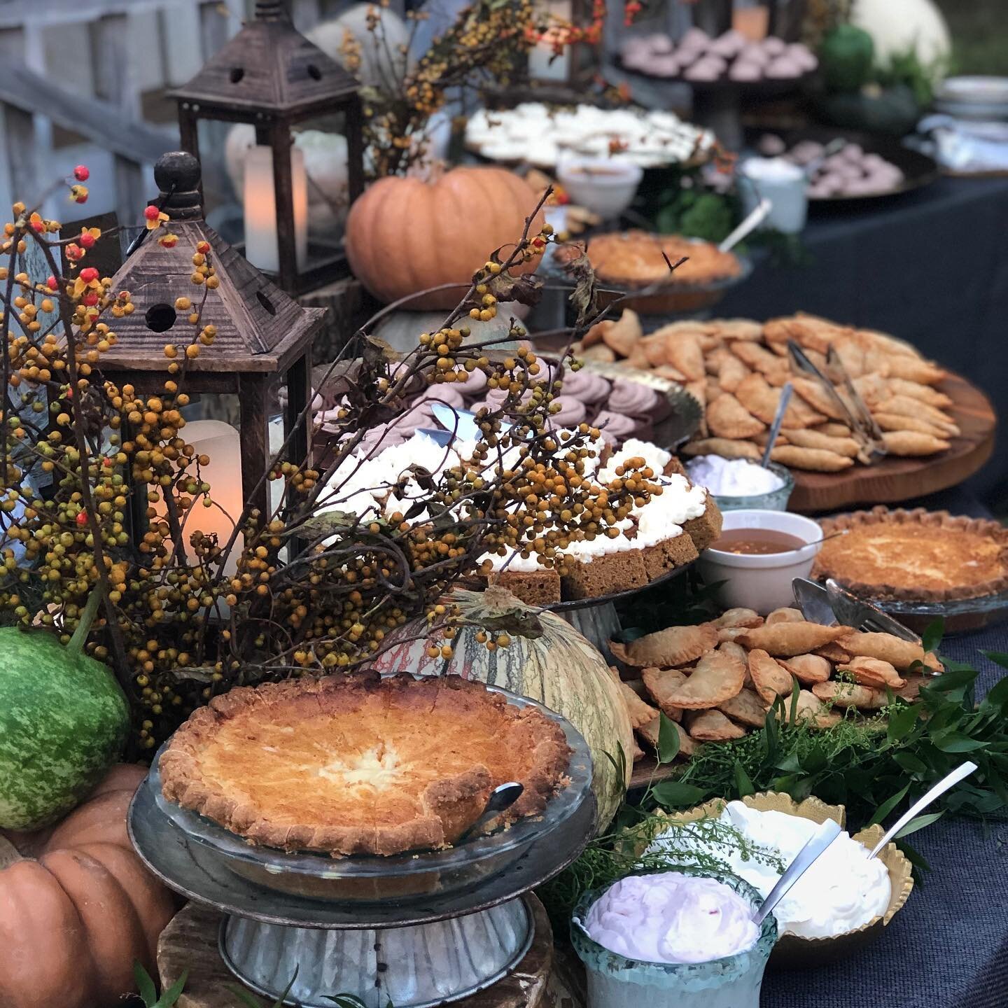 Who&rsquo;s ready for Fall? 🍂 

#falltablescape #fallwedding #autumn #harvest #harvestsupper #weddingseason #fallweddingseason #fallbride #mississippicaterer #oxfordms