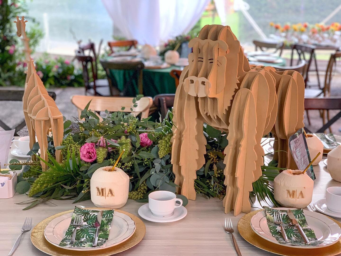 🦒WELCOME TO THE JUNGLE 🐘 Mariana&rsquo;s Bach! 

#bachelorette #party #love #flowers #bacheloretteparty #jungle #bride #groom #wedding #jungleparty #engagement #engagementring #foliage #lisianthus #green #greenery #tablesetting #tablestyling #table