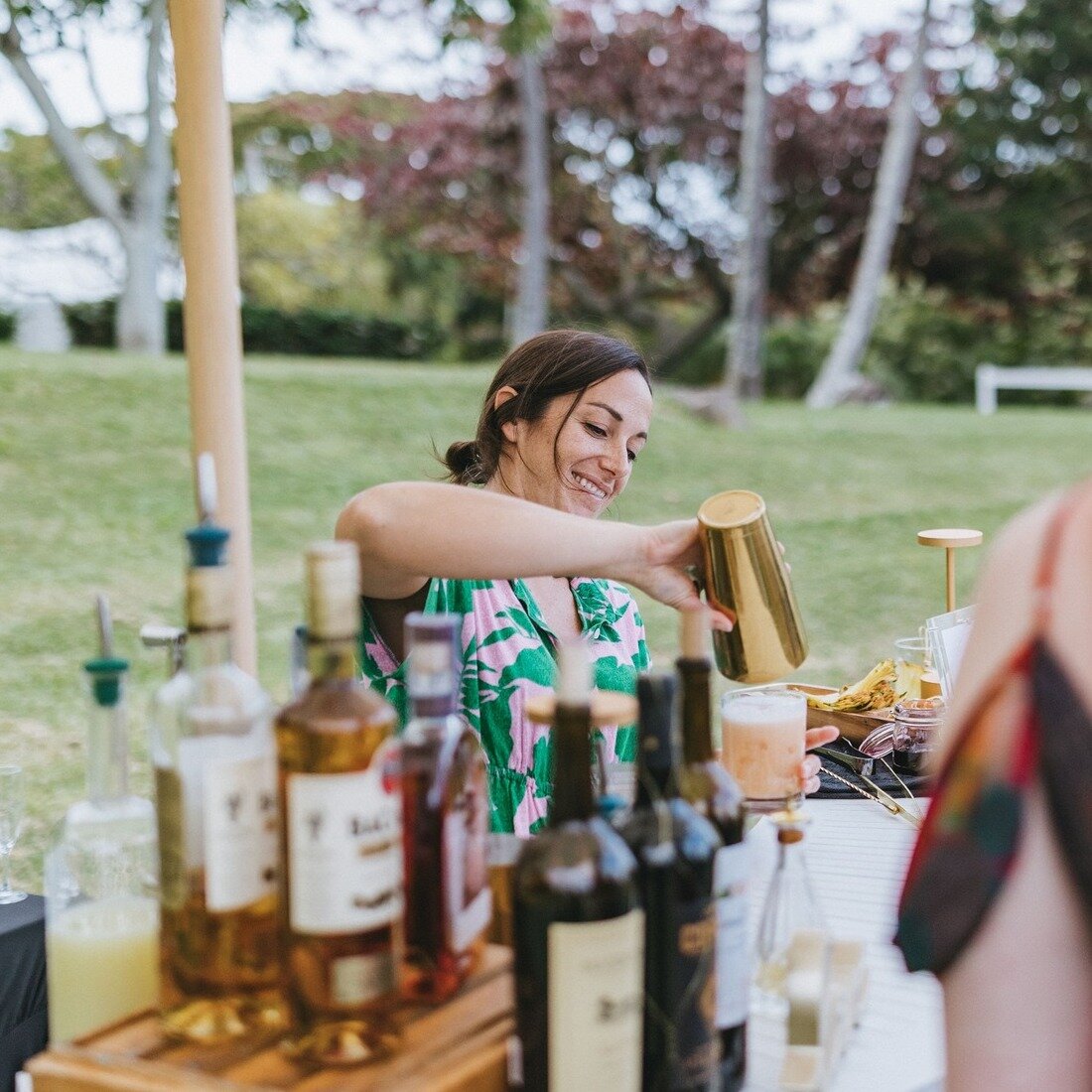 Mixing up smiles and spirits! 😊🍹 Bringing joy to every pour with a sprinkle of happiness and a dash of flair. Cheers to good vibes and great drinks! 🥂✨ 

@kualoaranchweddings 
@kenuikitchen 
@abcweddings 
@thetribephoto 
@frobabyproductions 
@aloh