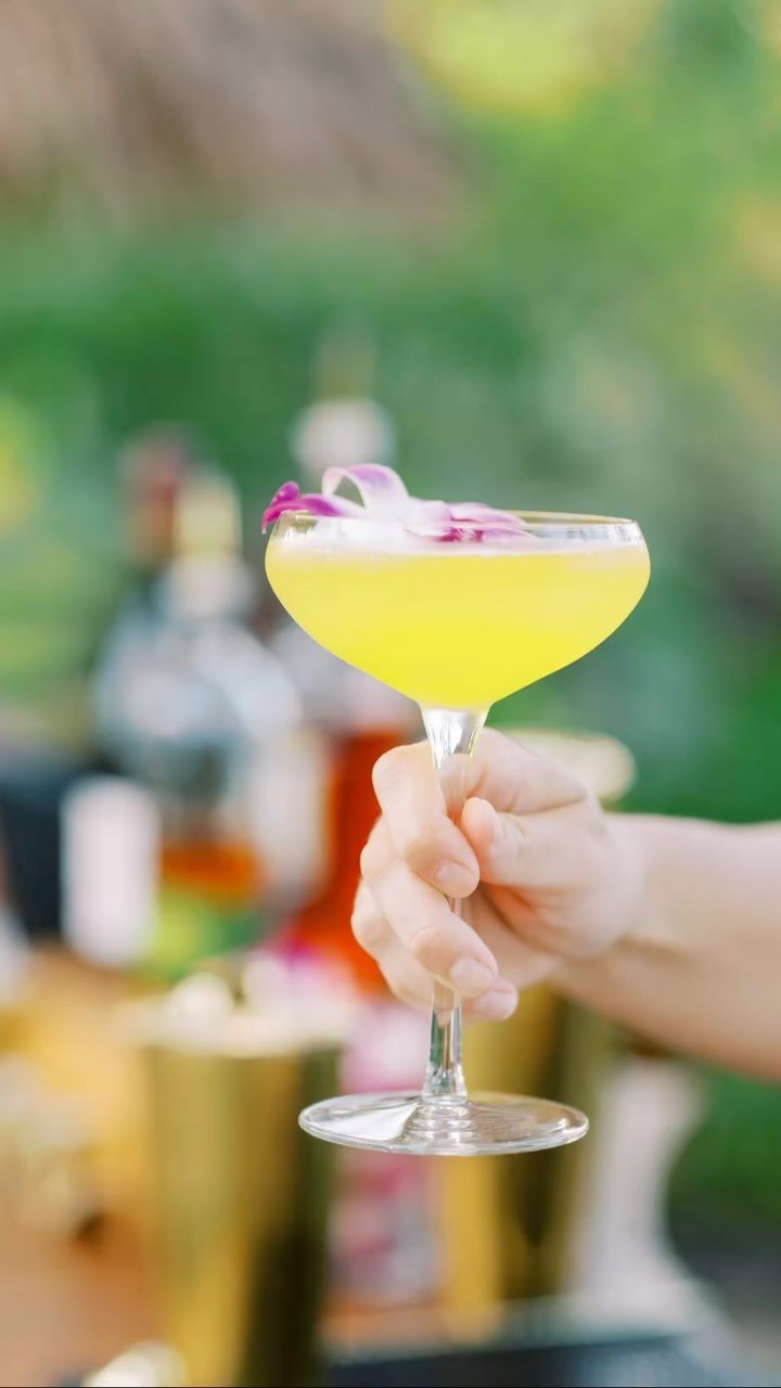 Wanna taste of paradise? Let me hand you this little tropical delight! 😉🍹

👰 Lovely Leading Lady: @anathema.adventures 
📍 Dreamy Destination: @maleanagardenskailua 
📸 Magical Memories: @raemarshall 
🧑&zwj;🍳 Culinary King: @privatedininghawaii

