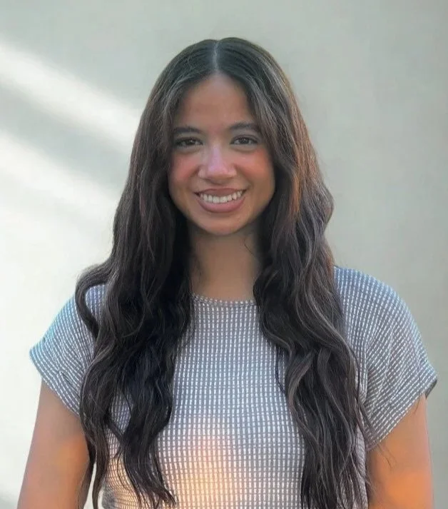 Hispanic therapist providing online therapy in Chicago and Illinois, supporting clients with anxiety, trauma, depression, and life transitions.