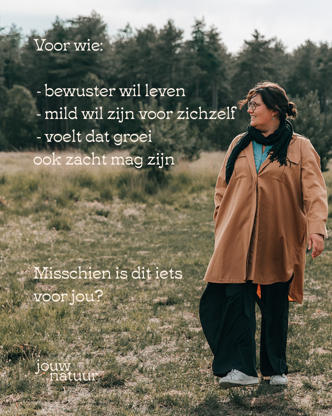 Leen Forment wandelt door een bosrijk veld op een bewolkte dag, met tekst over zelfreflectie, loopbaancoaching in Kalmthout en verbinding met de natuur.