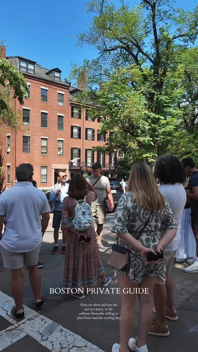 Desde el encanto del ladrillo rojo hasta la sopa de almejas más famosa del mundo: esto es Boston. 🇺🇸✨
Recorra el Sendero de la Libertad, tome un café en Beacon Hill, hágase una foto en Acorn Street y sienta el ambiente de la Ivy League en Harvard y el MIT.
Cada rincón de esta ciudad cuenta una historia