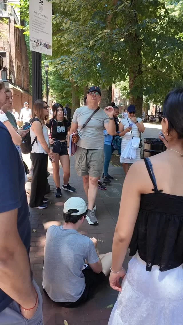 Saborea la pequeña Italia de Boston en el North End. 🍝🍷
Pasee por las estrechas e históricas calles repletas de panaderías, trattorias e iglesias centenarias.
Desde pasta fresca y cannoli hasta la casa de Paul Revere, cada paso es una fiesta para los sentidos.
📍