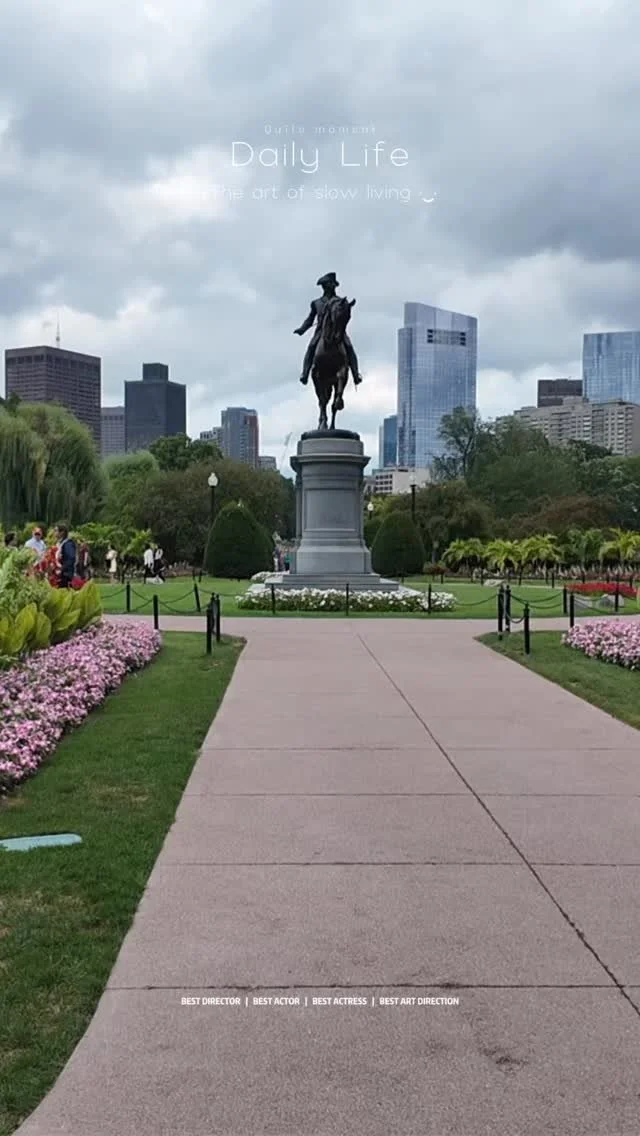 Encuentra la paz en el corazón de la ciudad. 🌸🦢
El Jardín Público de Boston es el primer jardín botánico de Estados Unidos, una escapada atemporal con flores en flor, senderos arbolados y los icónicos barcos Swan Boats deslizándose por el estanque.
Cada estación pinta el