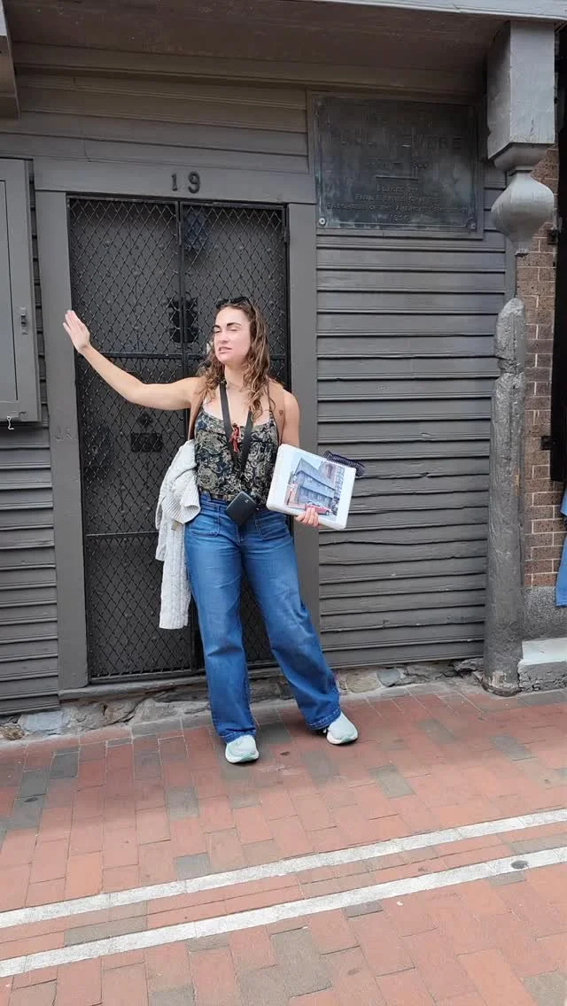 🏠 Retrocede en el tiempo en la Casa de Paul Revere
Escondida en el histórico North End de Boston, la Paul Revere House es la estructura más antigua que se conserva en el centro de Boston, construida alrededor de 1680. Esta modesta casa de madera perteneció en su día a Paul Rever