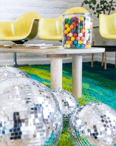 A little sparkle goes a long way ✨
Elevated workouts. Good energy. Groovy details.
Come hang before (or after) class.