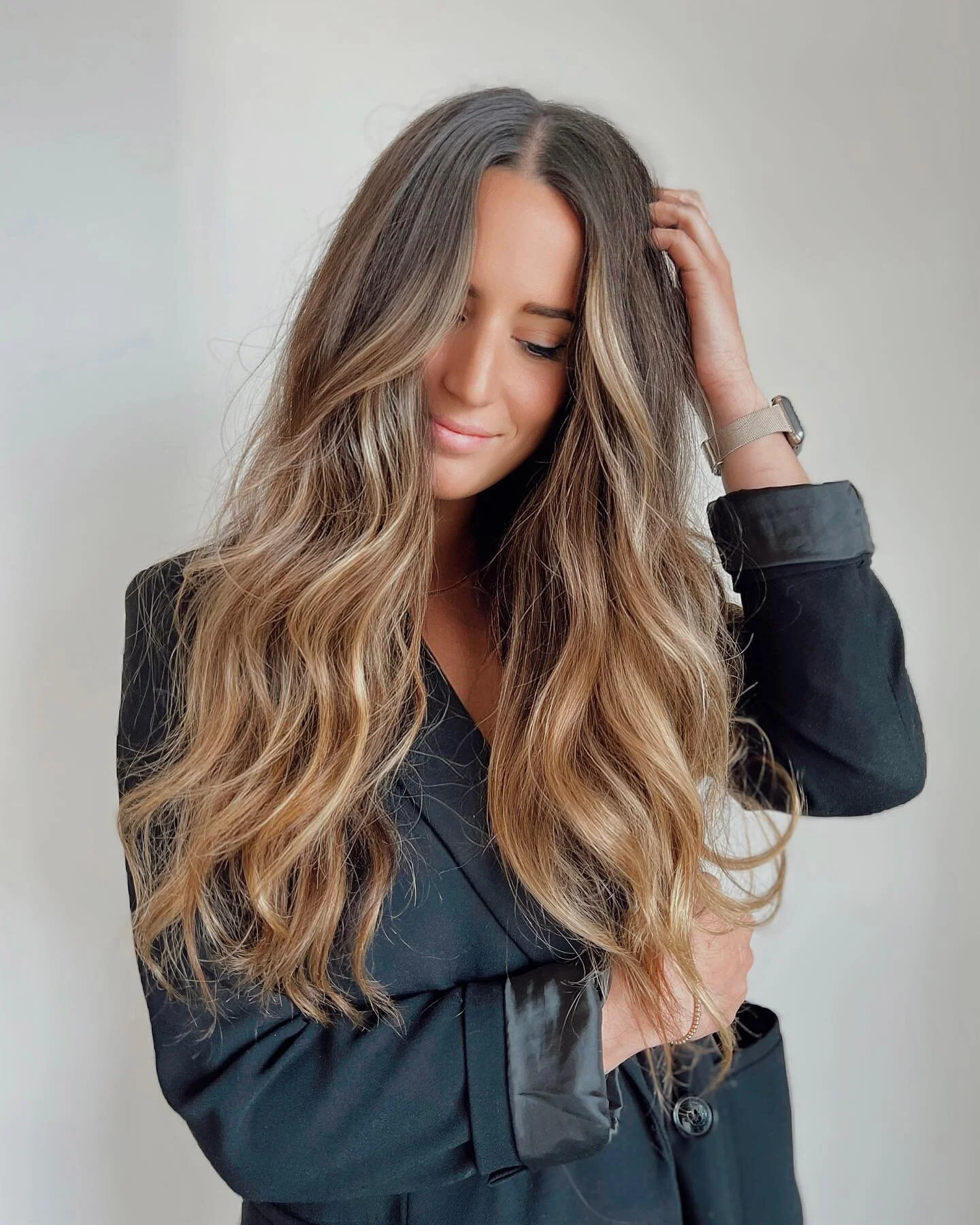 When a 6 month grow-out looks THIS good ✨ My gorgeous model from a balayage + @redken colour theory class I taught back in January. I love the way SEQ 09GI softened out over the months and turned into this gorgeous beachy bronde. Love you, beauty! Le