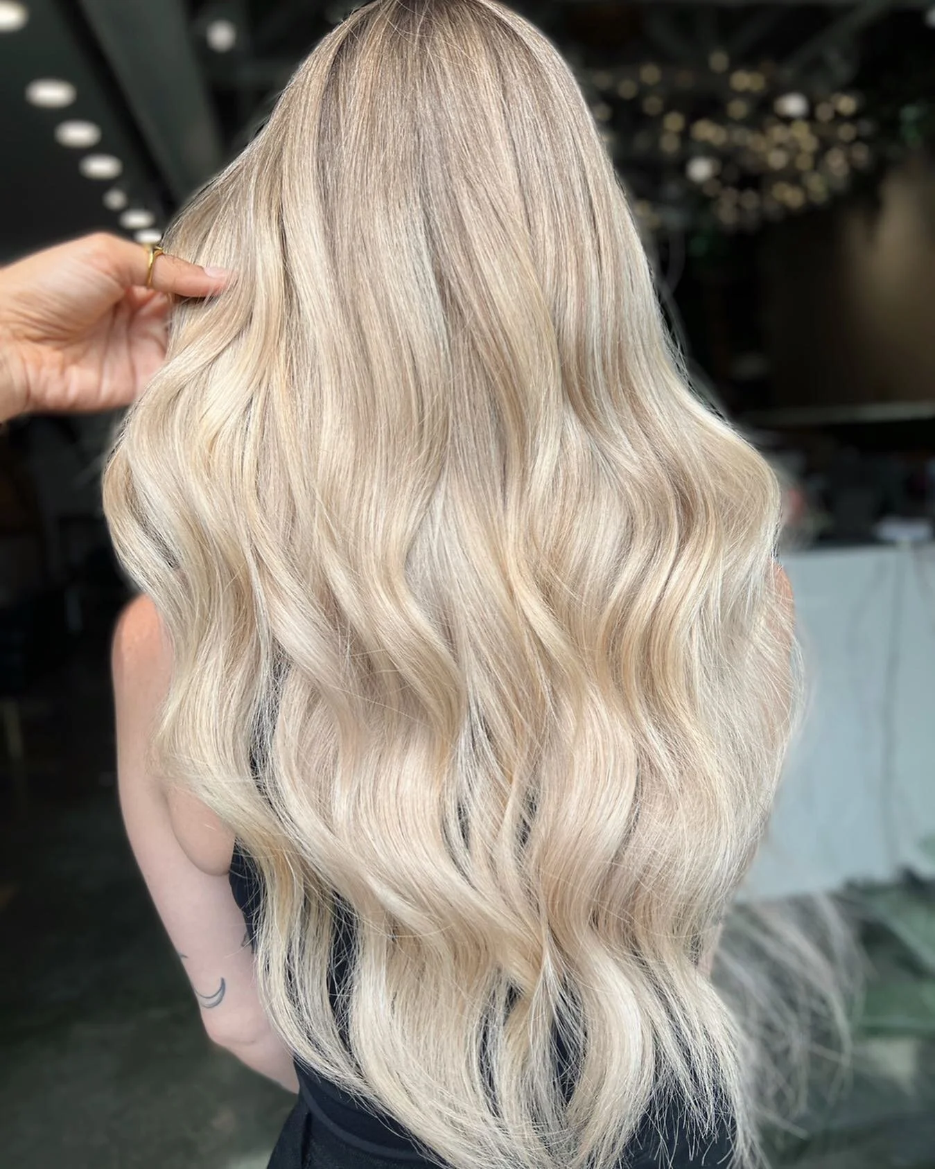20&rdquo; inches and 2 rows of that seamless custom balayage blend. ✨👀 (something&rsquo;s coming&hellip;&hellip;.) Blended and contoured with my @arcscissors Paragons which are the besssst for dry cutting hair extensions. @thebeigelabel #hairyoucanl