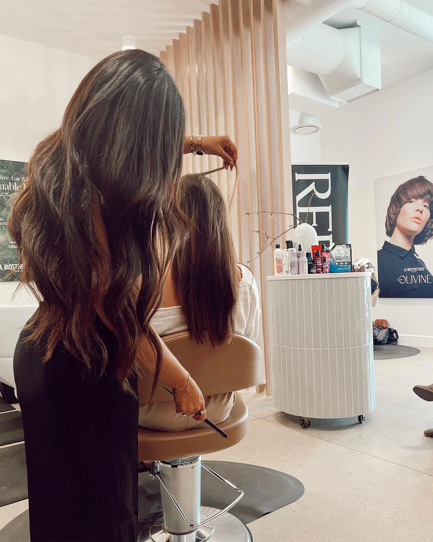 Teaching my signature contour face-frame and elongating layers because balance, shape, and movement is everything in a haircut ✨ 6ix Figure Balayage with ya girl and @dvcolour in Dallas, TX at @blush.dallas.salon is less than 2 weeks away and only a 
