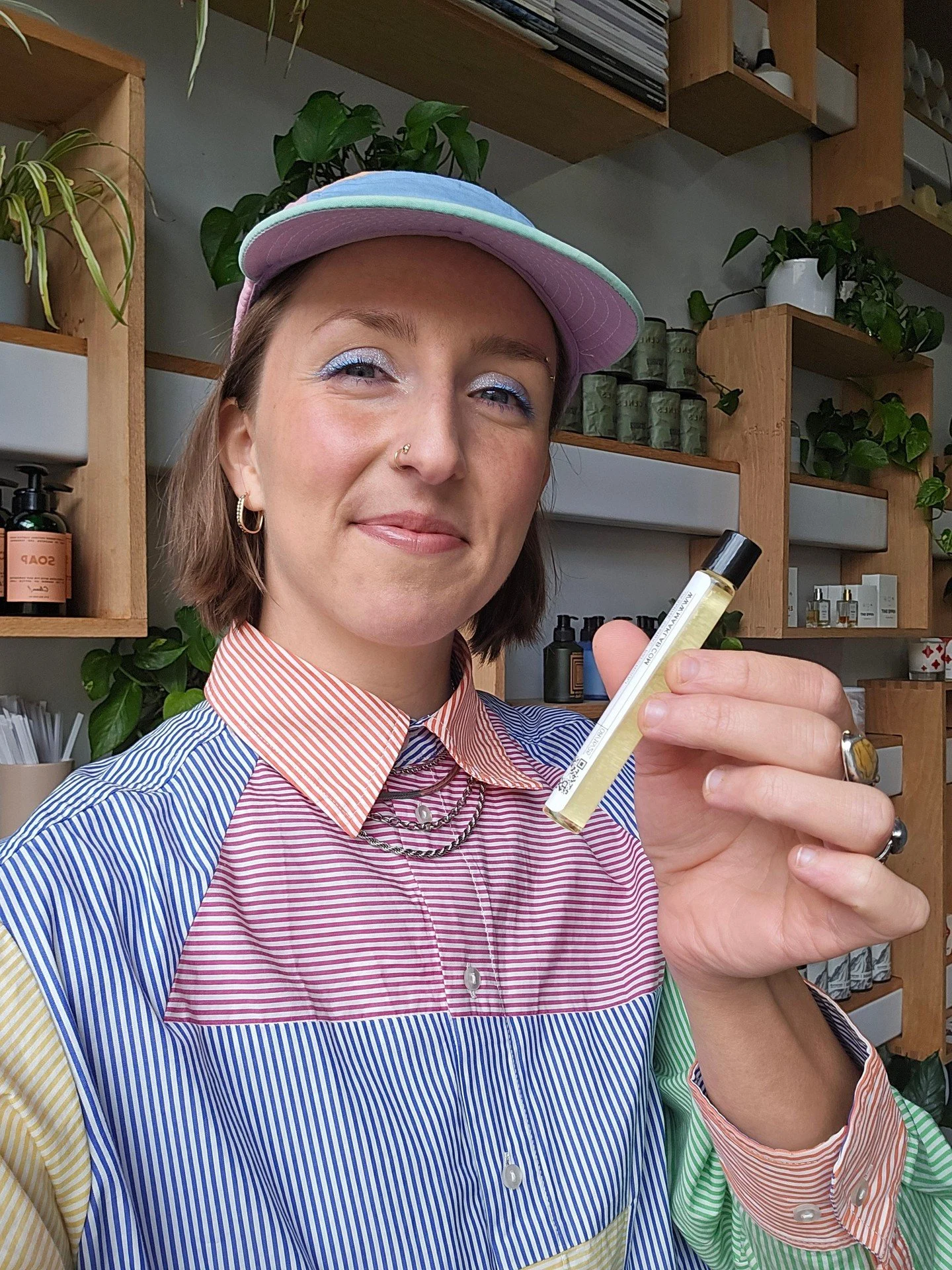Quinn recently took the fragrance workshop at @maaklab and has so much fun creating her own perfume! She created a perfume named Esposa Picosa, which was inspired by her dear friend and their time together in Mexico City. It's a spicy floral perfume 