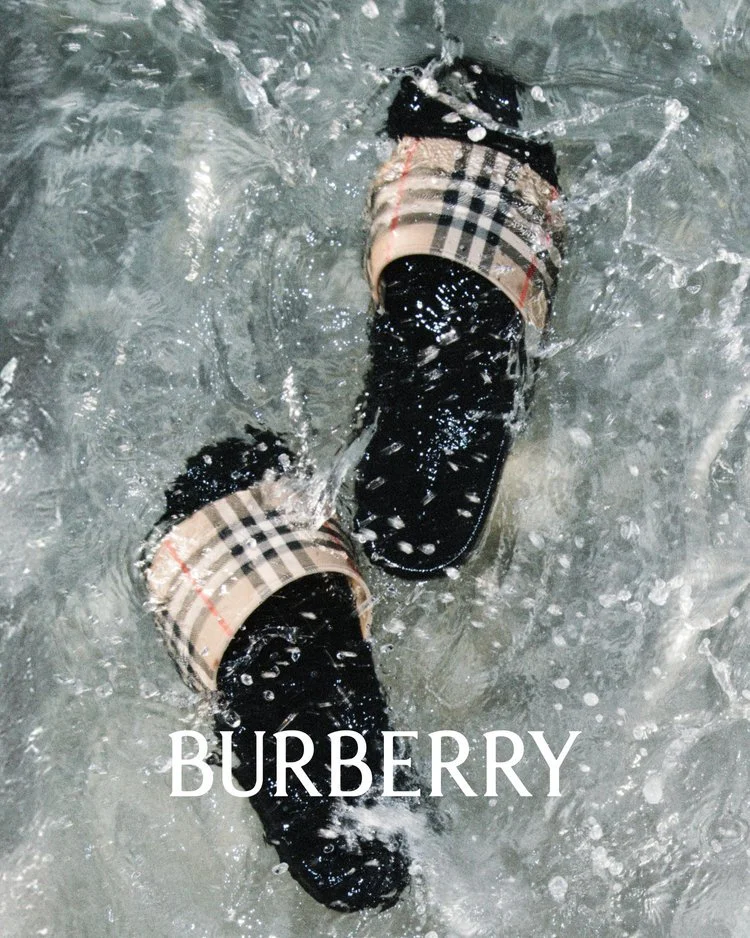 BURBERRY_2025_HIGH_SUMMER_STILL_LIFE_sRGB_CROPPED_LOGO_02_4x5.jpg