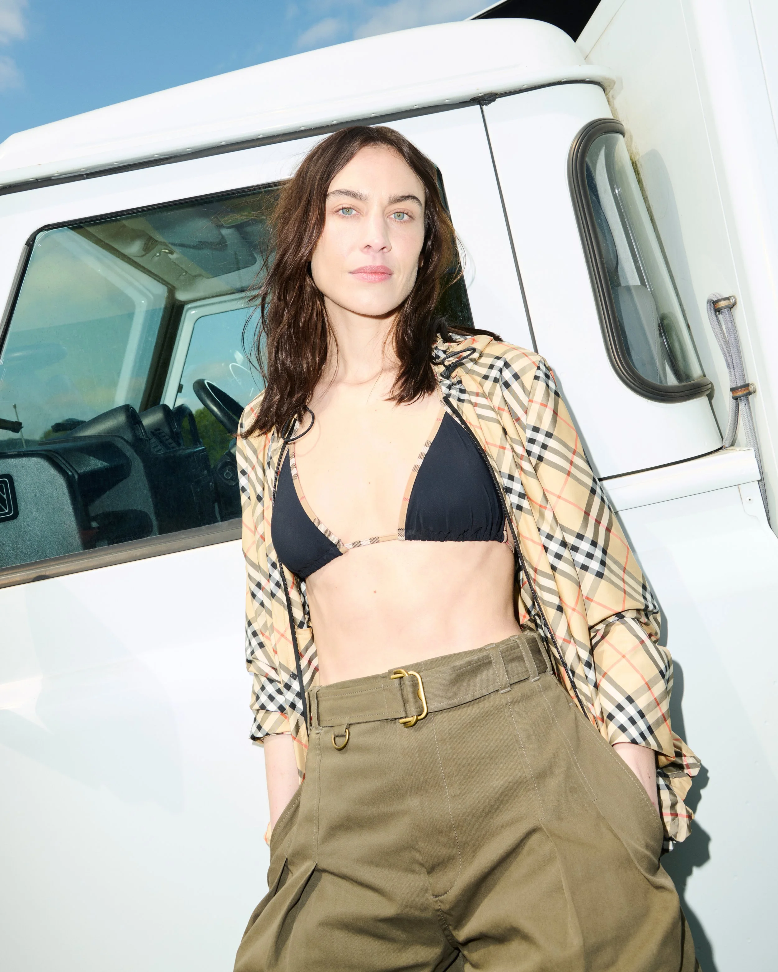 BURBERRY_2025_STORIES_PORTRAITS_ALEXA_sRGB_CROPPED_CLEAN_01_4x5.jpg