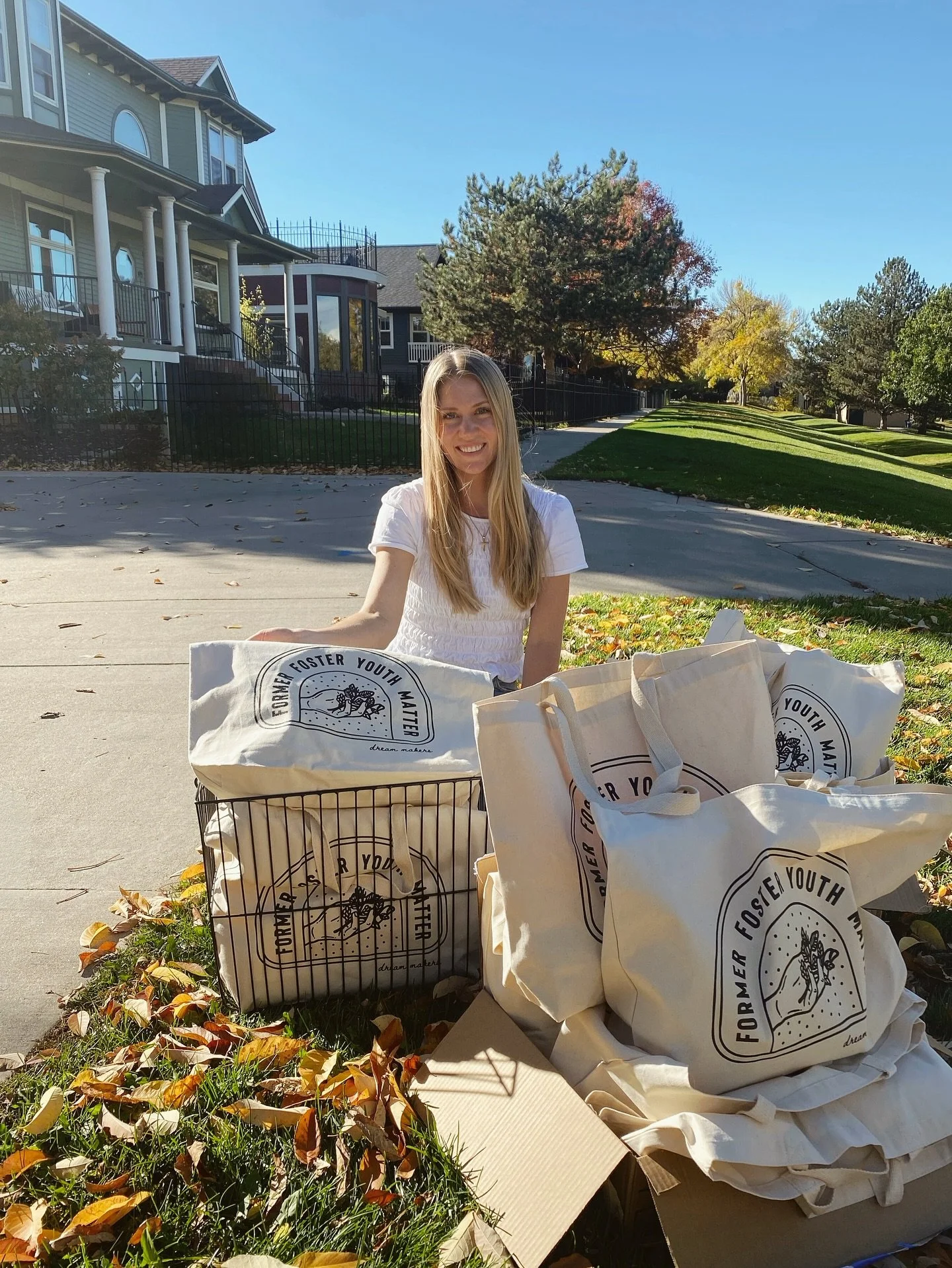 This month, Dream Makers had the joy of showing up for foster youth at The Matthew’s House in Colorado with totes filled with gift cards, essentials, and a few fun surprises!
Each bag was a small reminder to these young people that they are se