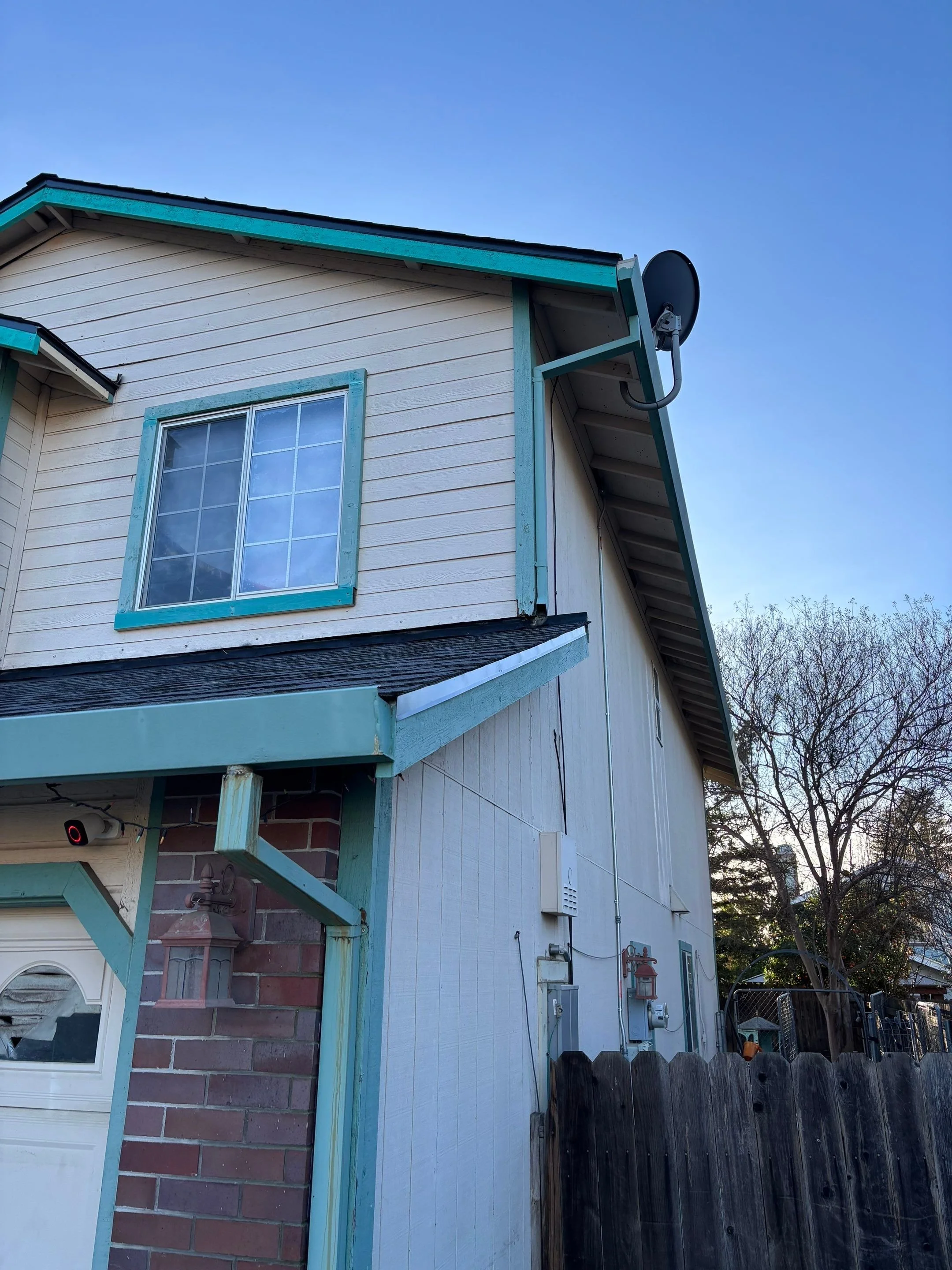 Repaired corner with new siding after dry rot repair in Antelope