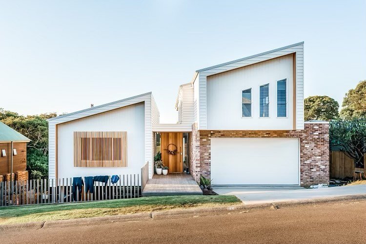 ~ Dudley Residence ~
.
A coastal haven nestled into the side of the hill&hellip;🌊
.
.
.
.
#entrancedesign #design #architecturephotography #buildingdesign #architectural #coastalliving #coastalhome #jameshardie