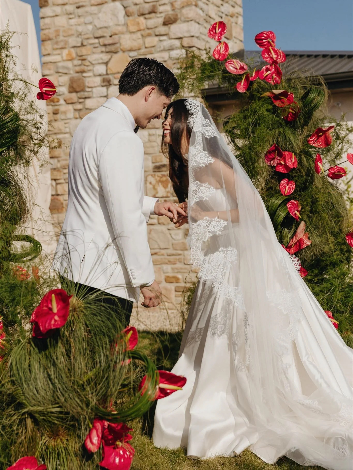 This one

Photographer @leileiclavey 
Hair @leighmccoy_ 
Makeup @jdollsmakeup 
Videographer @mrjohnkurt 
Venue @loscoglio_byronbay 
Wedding Planner &amp; Stylist @__elope__ 
Florist @b.r.a.e.r 
Celebrant @laurenbridgecelebrant 

#byronbaycelebrant #b