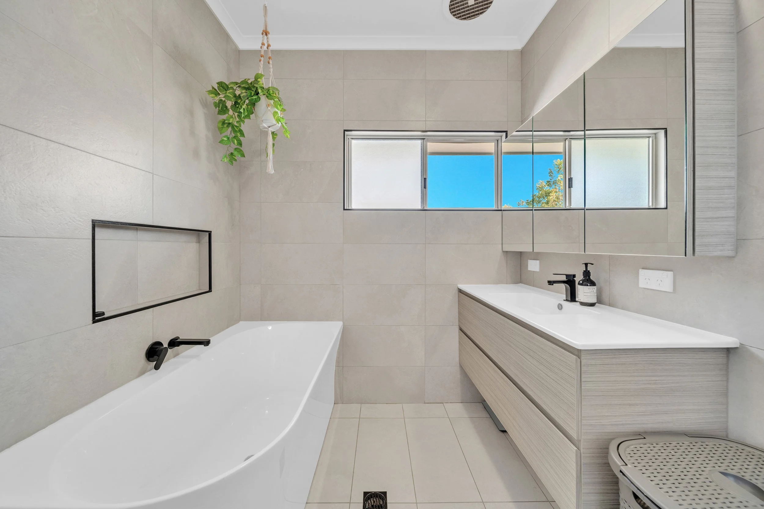 Main Bath.jpg