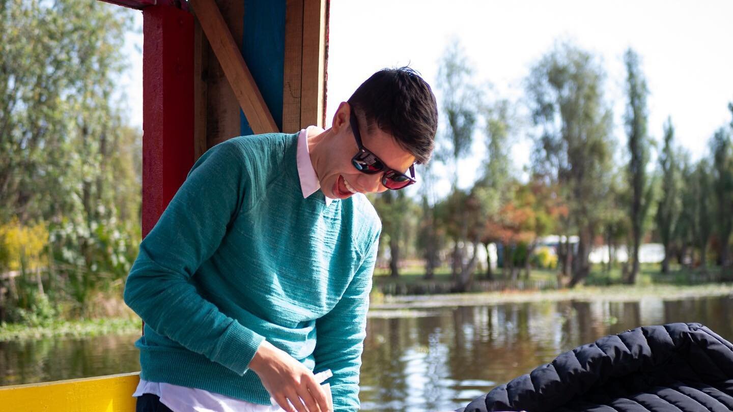 Esta fotito fue en Xochimilco M&eacute;xico 🇲🇽 de mi coraz&oacute;n. Esta foto me la tomo el grand&iacute;simo @bgarcia.ux que me la envia luego de mostrarme su hermoso pa&iacute;s diciendo que no le baje a la sonrisa. 

Hoy que queria decirles que