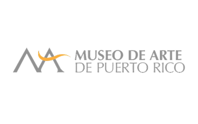 Logo del Museo de Arte de Puerto Rico en tonos gris y dorado. Incluye una “M” estilizada con una línea curva dorada y el texto “Museo de Arte de Puerto Rico