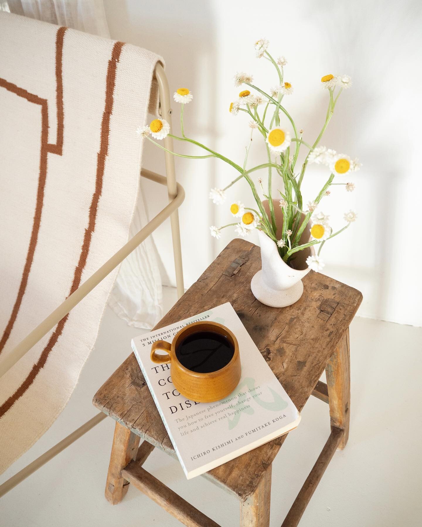 Morning coffee in the studio ☕️

.
.
.
.
.
.
#art #artist #love #studio #studio #details #design #decor #flowers #book #minimaldesign  #freelance #coffee #morning #morningroutine #styleinspiration #whitefloor #concrete #designstudio