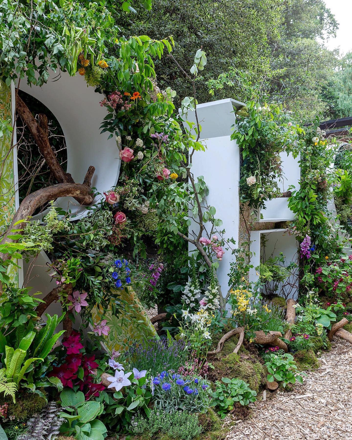 Iconic letter installation for @the_rhs Chelsea Flower Show sponsored by @wmorrisandco. A sustainable, ethically sourced, plant and cut flower design with BTS filming for the @bbc coverage 📺🌱

With 🙏🏾thanks to @o_pioneersuk @gardening_harriet @wo