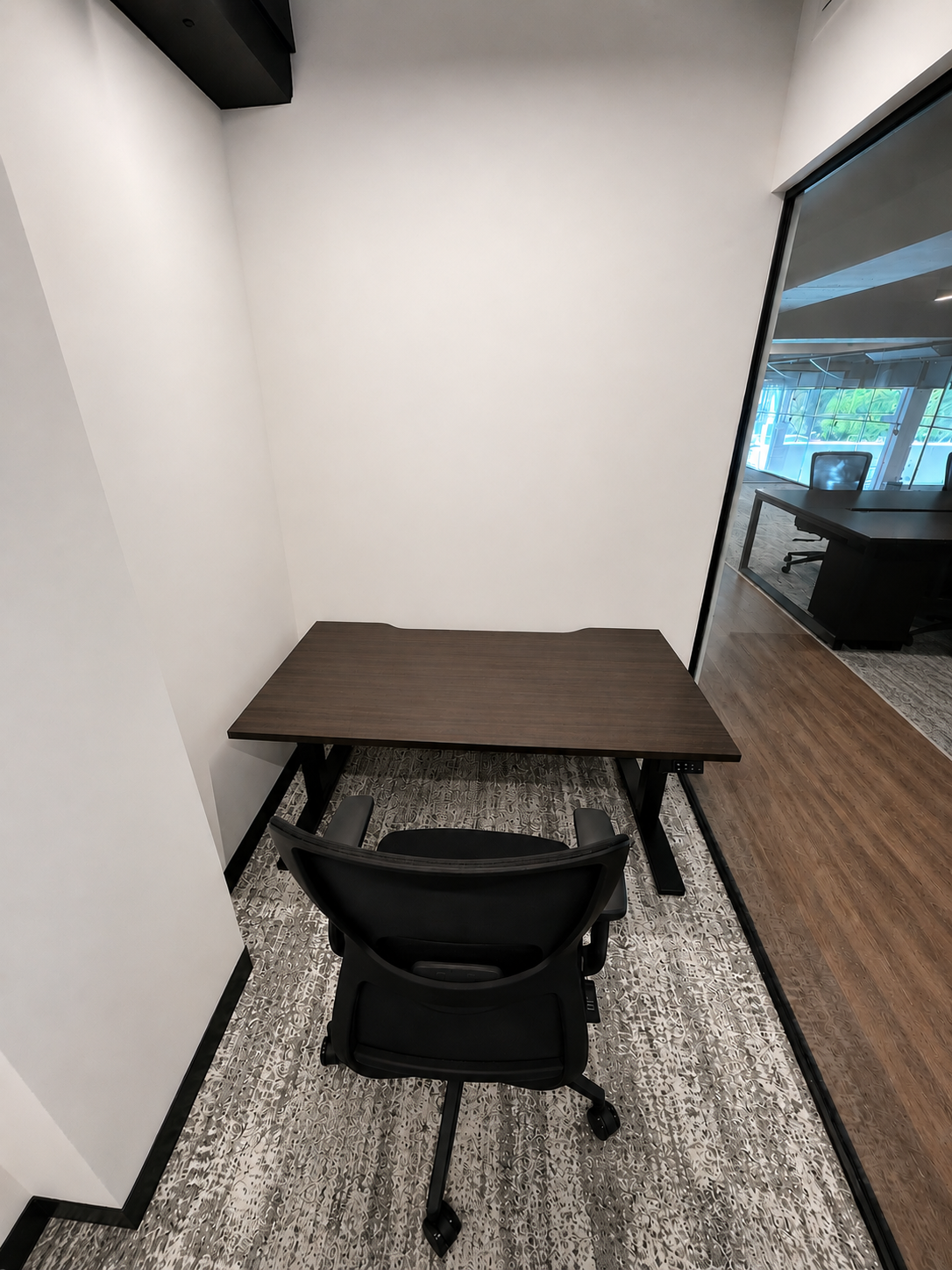 Single desk and chair.png