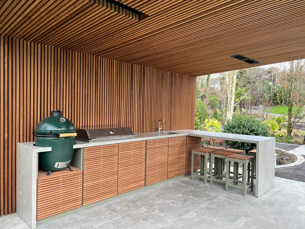 Wooden outdoor kitchen with Green Egg stove