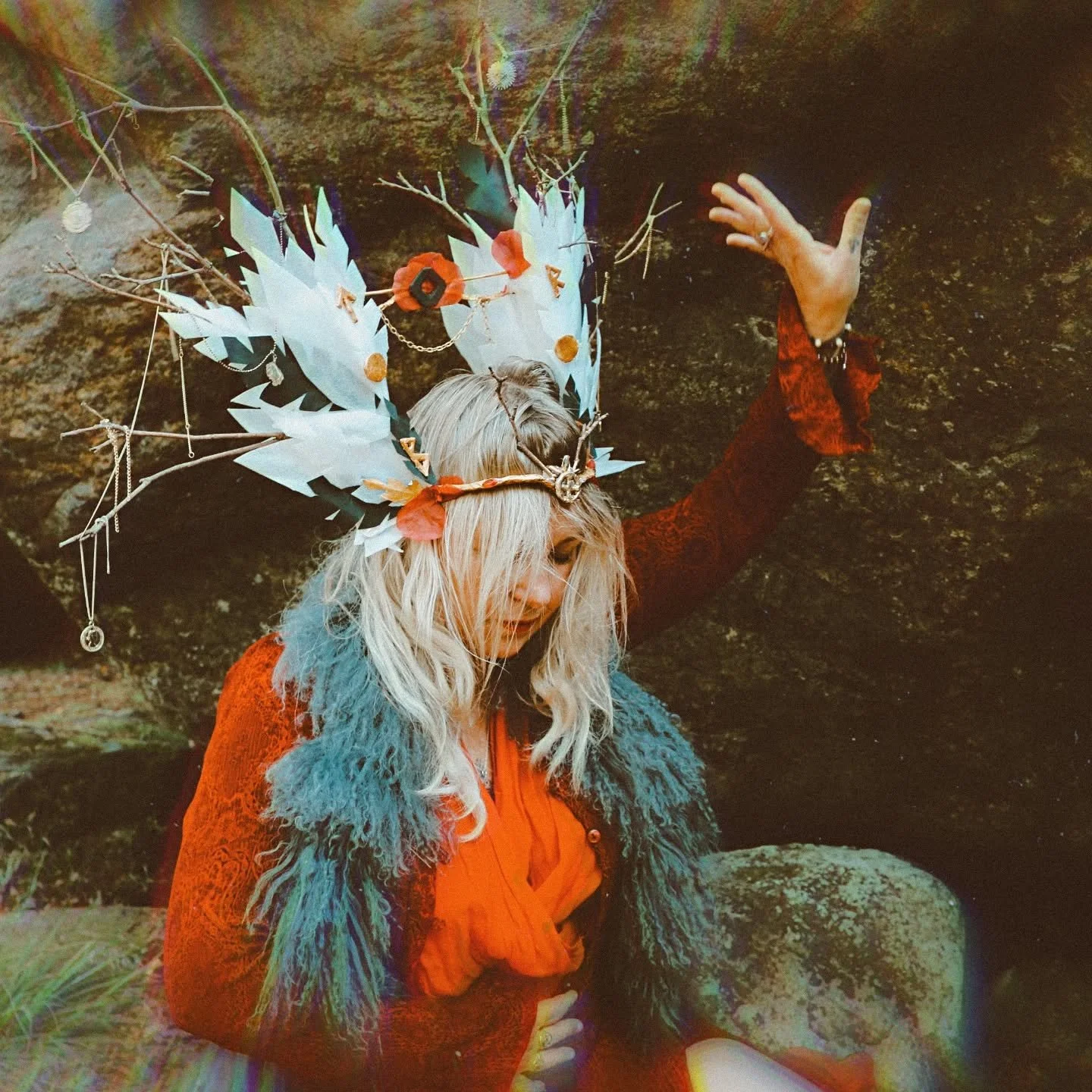 Kvinnors kunskap, deras konst, deras arbete har kallats allt m&ouml;jligt svartkonst, simpelt, enkelt, vardagligt, h&auml;xkonst, pseudovetenskap ja ibland ofta &auml;ven kvacksalveri. Det har alltf&ouml;r l&auml;nge legat i m&ouml;rker, med en bl&ou