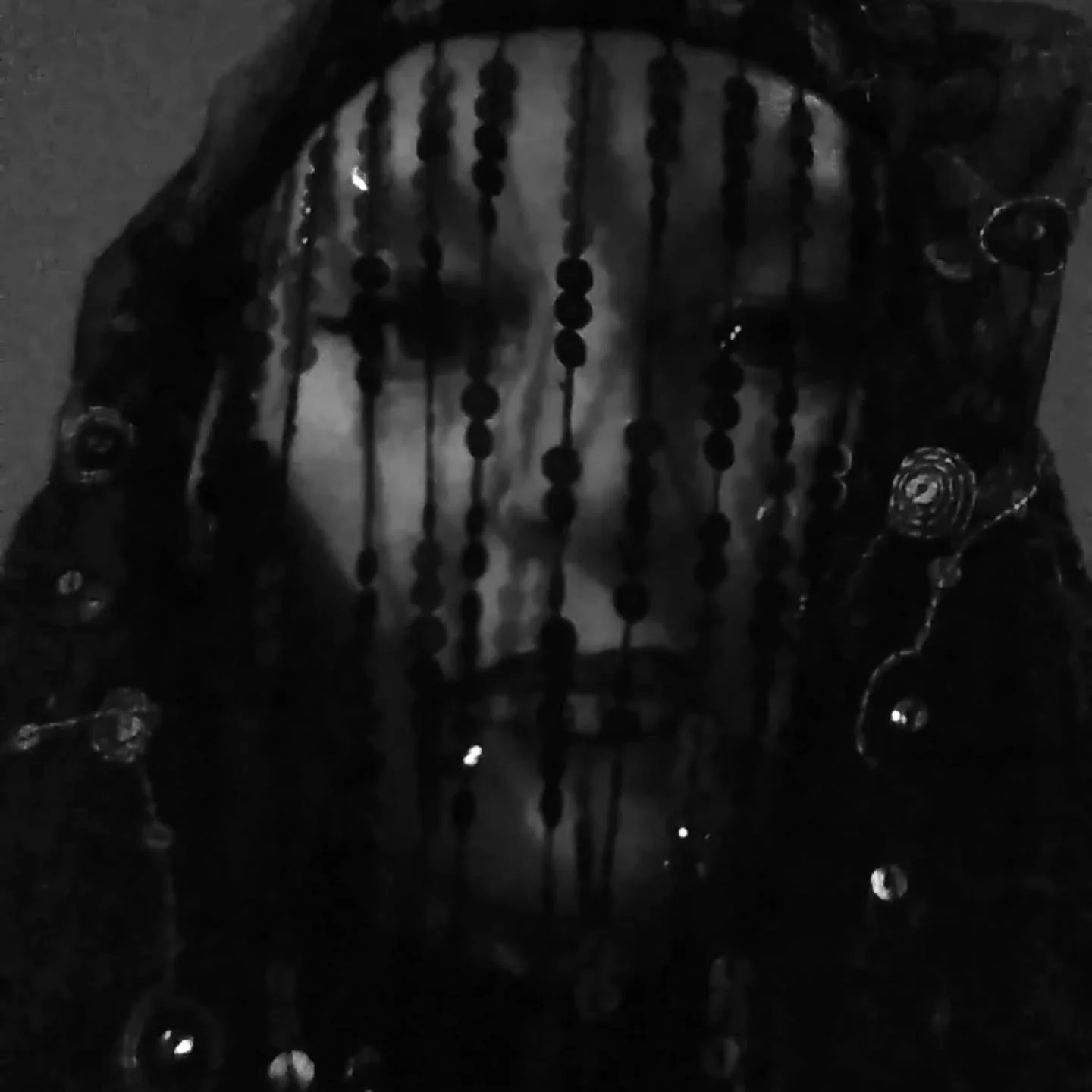 Hell dig Hell 

Hel, den tysta gudinnan, seende i m&ouml;rker,  f&ouml;dd ur skuggan mellan liv och d&ouml;d. Dotter till Loke och Angerboda, m&ouml;rkrets j&auml;ttinna, syster till Fenris och J&ouml;rmundgandir &ndash;  ni tre alla,  f&ouml;rvisad 