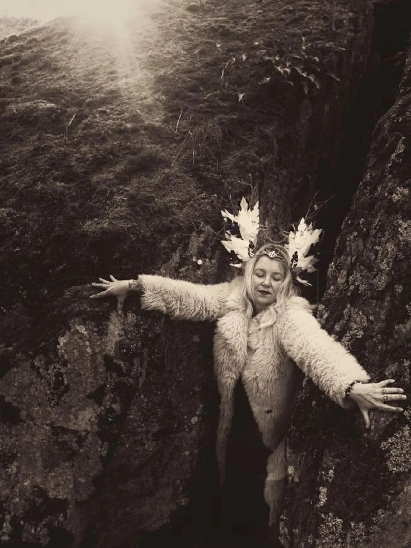 Out of the threshold. To be born into the art of healing.

Valet att v&auml;lja l&auml;kningen, ljuset och k&auml;rleken i en v&auml;rld som &auml;lskar att s&ouml;ndra och h&auml;rska. Valet att st&aring; i sitt m&ouml;rker, veta om det och inte l&a