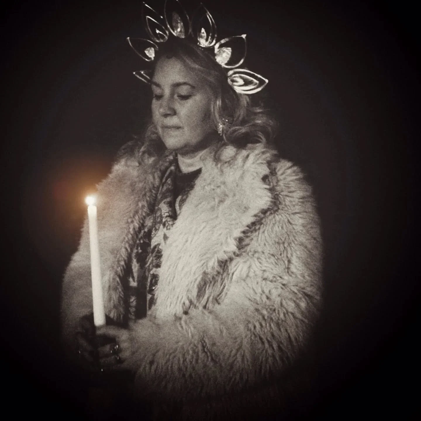 Det &auml;r som allra m&ouml;rkast nu i den norra hemisf&auml;ren. 
Vi vaknar i m&ouml;rker och g&aring;r och l&auml;gger oss i m&ouml;rker. Tiden i m&ouml;rker ger oss m&ouml;jlighet att t&auml;nka och reflektera &ouml;ver det som varit och det som 