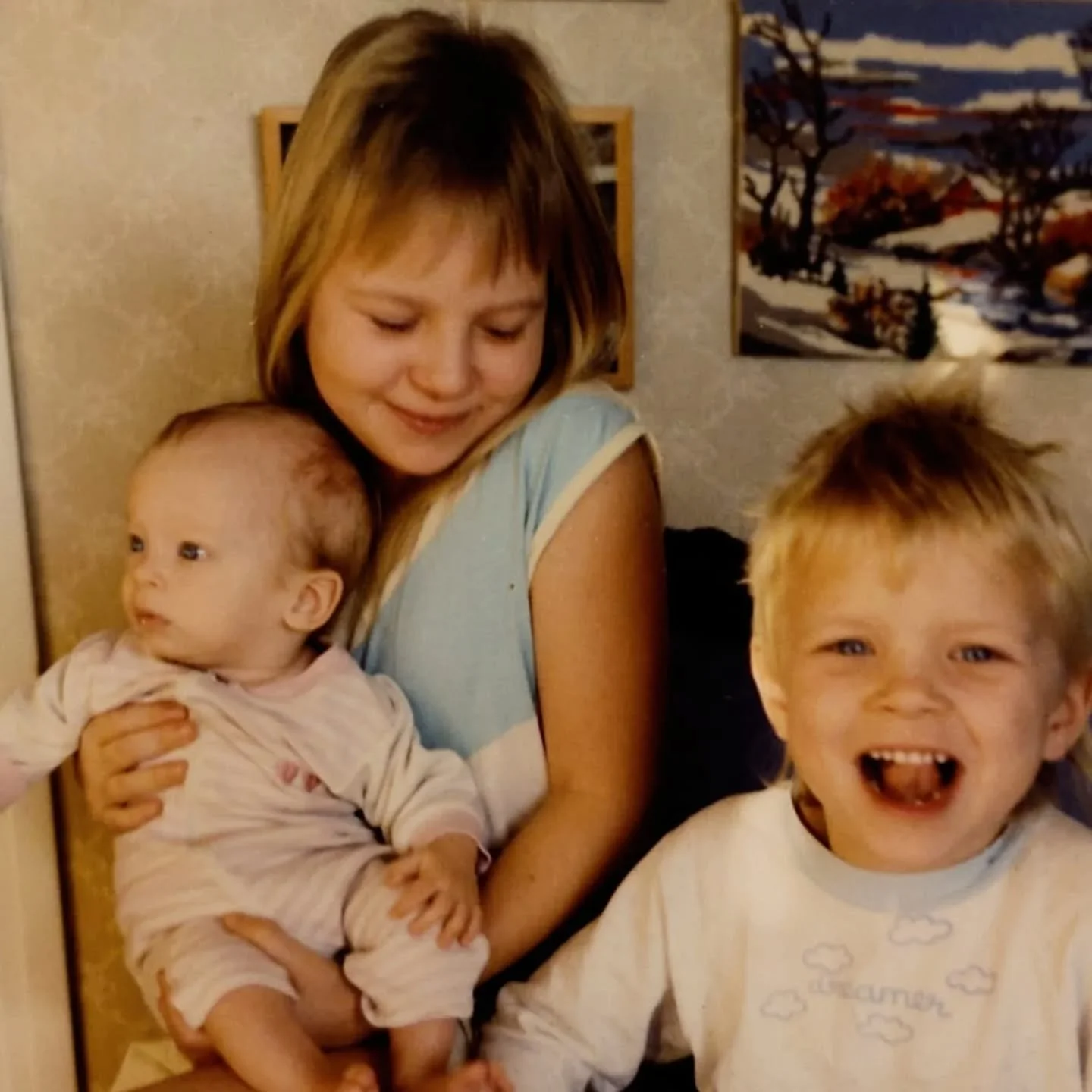 Jag och mina brorsor 1988

Jag var nio &aring;r och det var precis innan jag hade " fattat" att jag var tjock, att jag var rolig men inte snygg. Det var d&aring; jag fortfarande trodde att jag var fullv&auml;rdig medlem i Jem and the Supers