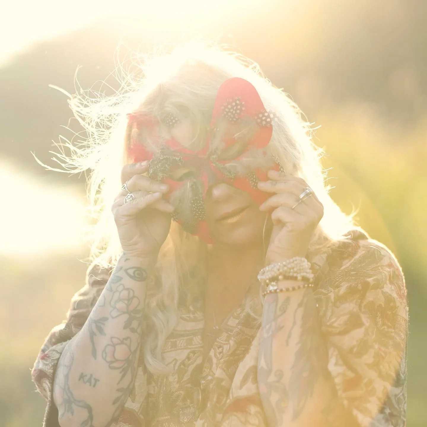 M&auml;nniskan som art &auml;r inte en patriarkal mansdyrkande kult av sig sj&auml;lv. Vi har inte alltid ansetts att kvinnokroppen &auml;r egendom till m&auml;n och att kvinnor &auml;r mindre v&auml;rda.

Vi beh&ouml;ver zooma ut i historien och ins