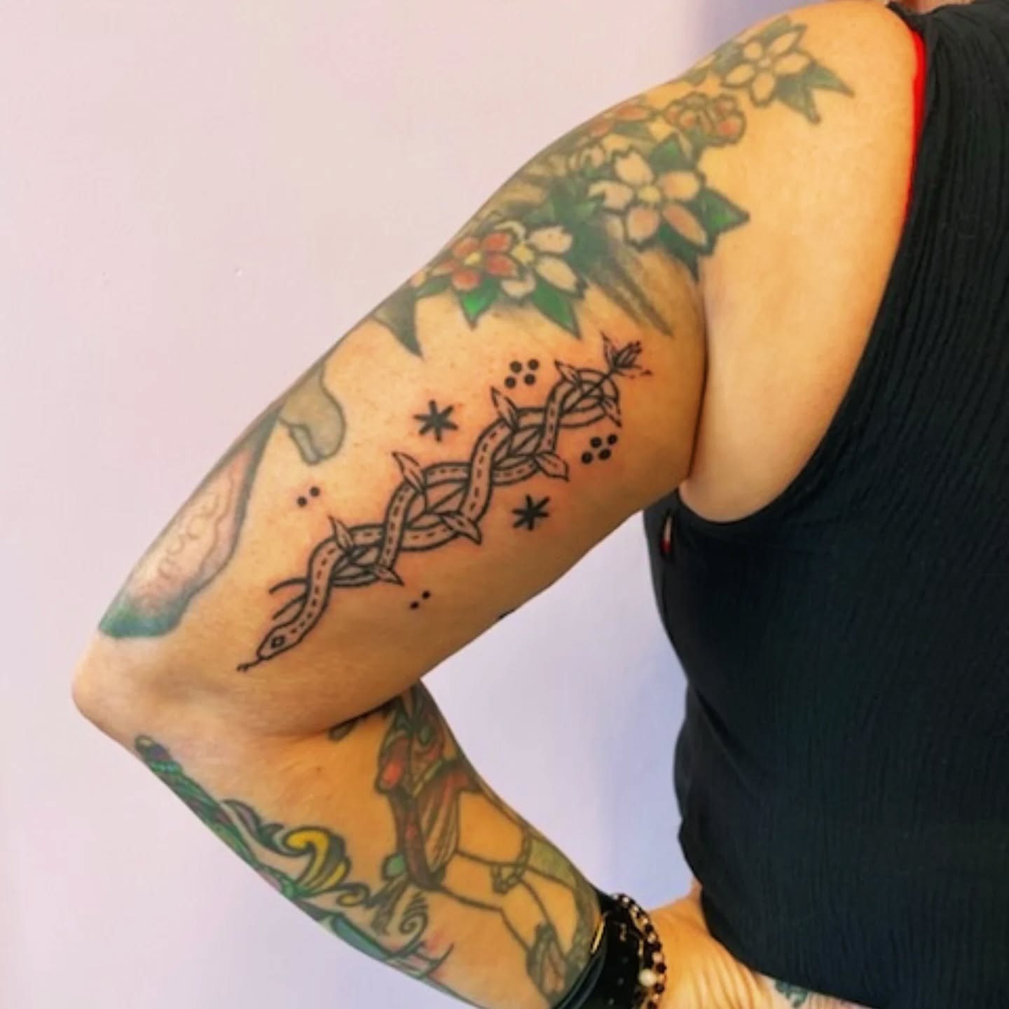 D&aring; s&aring;, nu &auml;r man tillbaka i tattosvepet igen, tv&aring; &aring;rs paus och idetorka samt sm&auml;rtk&auml;nslig pga av livets liv. 

Jag hedrar ormens arbete och f&ouml;r att jag v&aring;gat vara n&auml;ra marken f&ouml;r att k&auml;