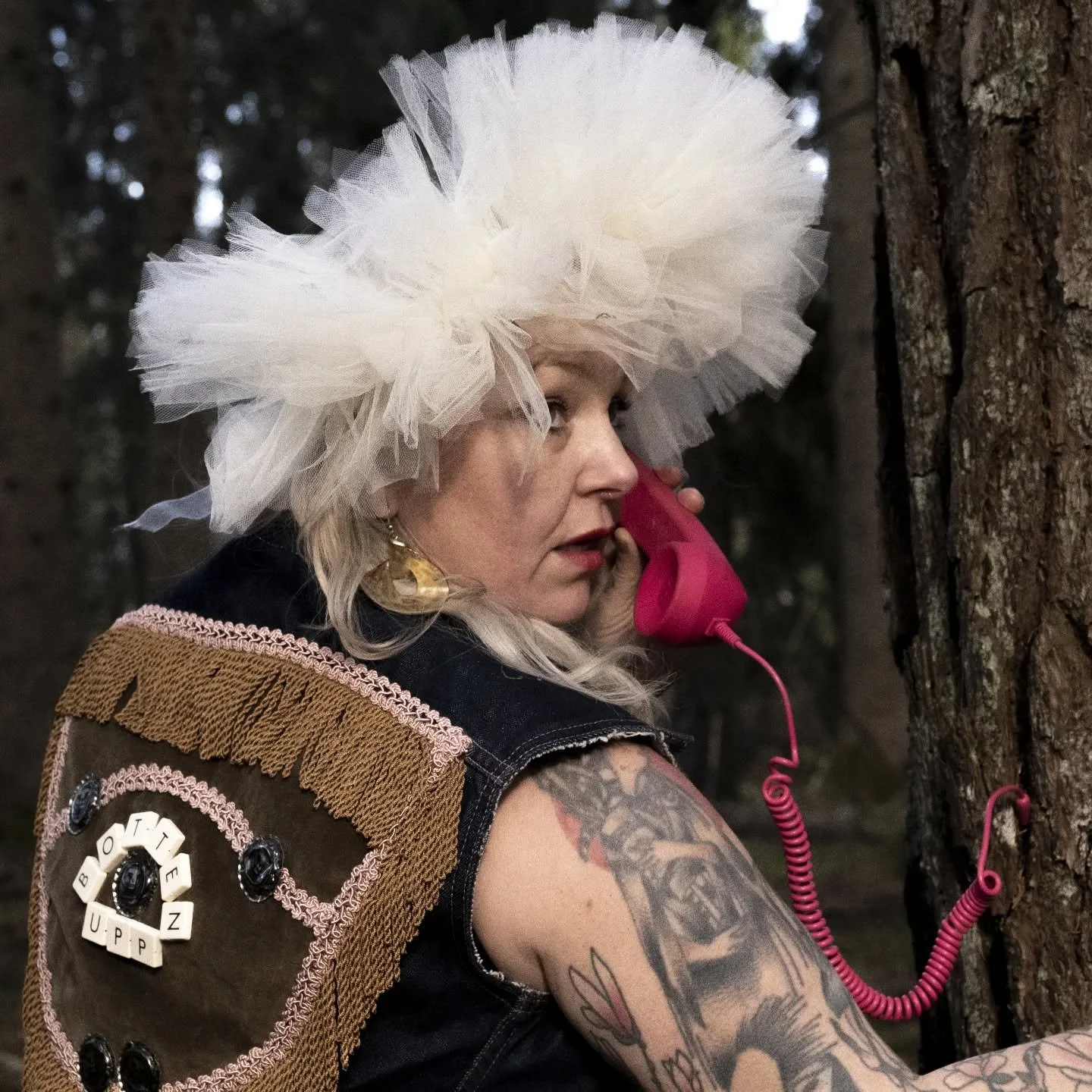 Jag ringde till Moder Jord, jag sa va Fan, &auml;r detta
Hj&auml;lp oss!

Jag kan inte vara ensam om att k&auml;nna att v&auml;rlden har g&aring;tt s&ouml;nder. Som om &aring;rhundraden av manligt maktstyre &ndash; krigens logik, kontrollen, dominans