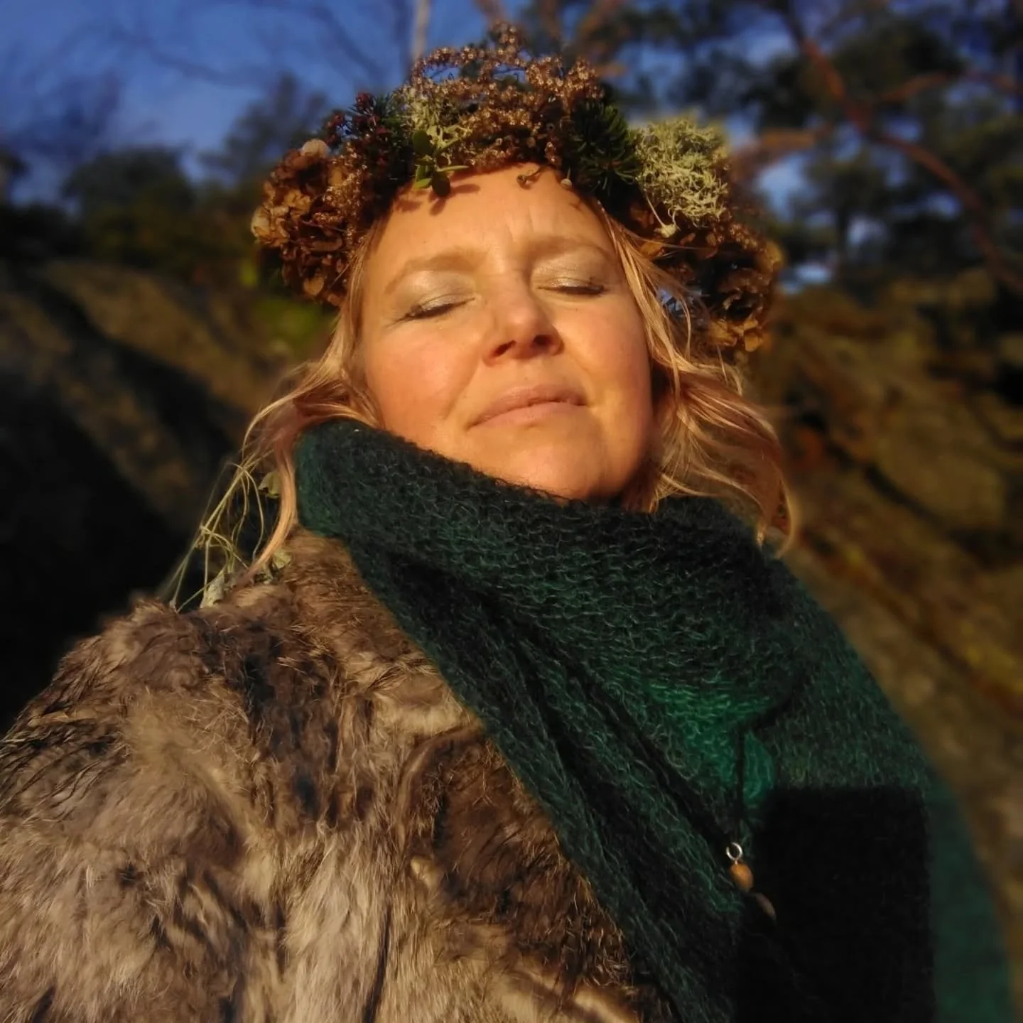 Fredag den 13:e b&auml;r p&aring; en gammal viskning fr&aring;n en tid d&aring; v&auml;rlden m&auml;ttes annorlunda. Inte i kungars &aring;r eller kyrkors helgdagar &ndash; utan i m&aring;nens rytm och kvinnokroppens tidevarv. 

Fredagen &auml;r uppk