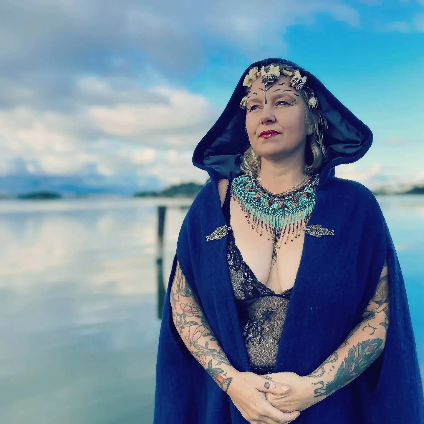 V&aring;rdagj&auml;mningen &ndash; 🌞☀️🌻🔥🐦&zwj;🔥
Jag &auml;r Hon som &aring;terv&auml;nder med solen

Det finns en punkt i &aring;ret
d&auml;r v&auml;rlden h&aring;ller andan.
D&auml;r m&ouml;rkret och ljuset st&aring;r mittemot varandra,
ingen k