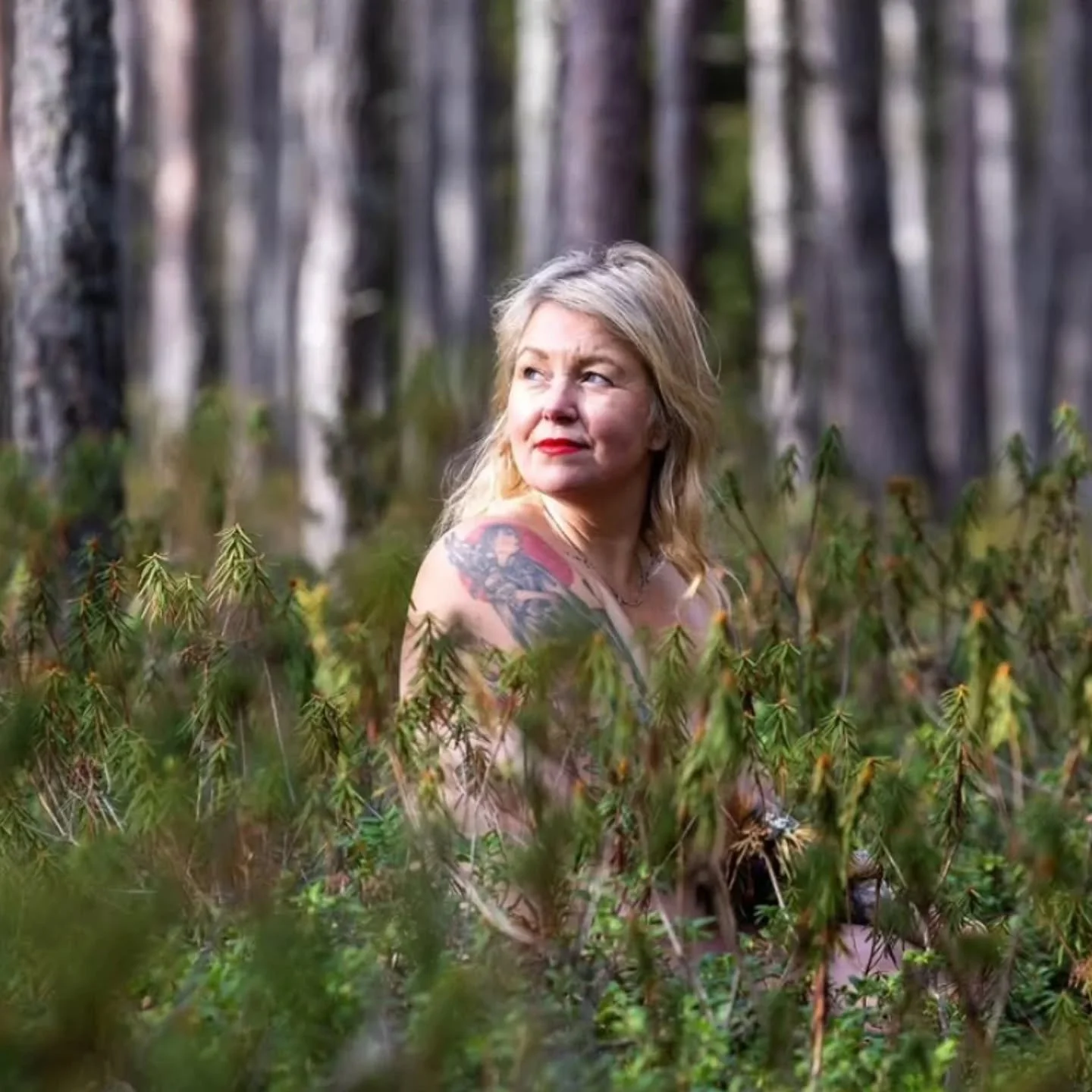 H&auml;r &auml;r jag! 
Jag &auml;r hon som nu l&auml;mnat den unga kvinnan bakom mig. Jag &auml;r hon som vandrar in mot haggors kittel, viskvinnans eld och bakom mig l&auml;mnar jag barnaf&ouml;dandet, ungdomens or&auml;dda blick och den d&auml;r in