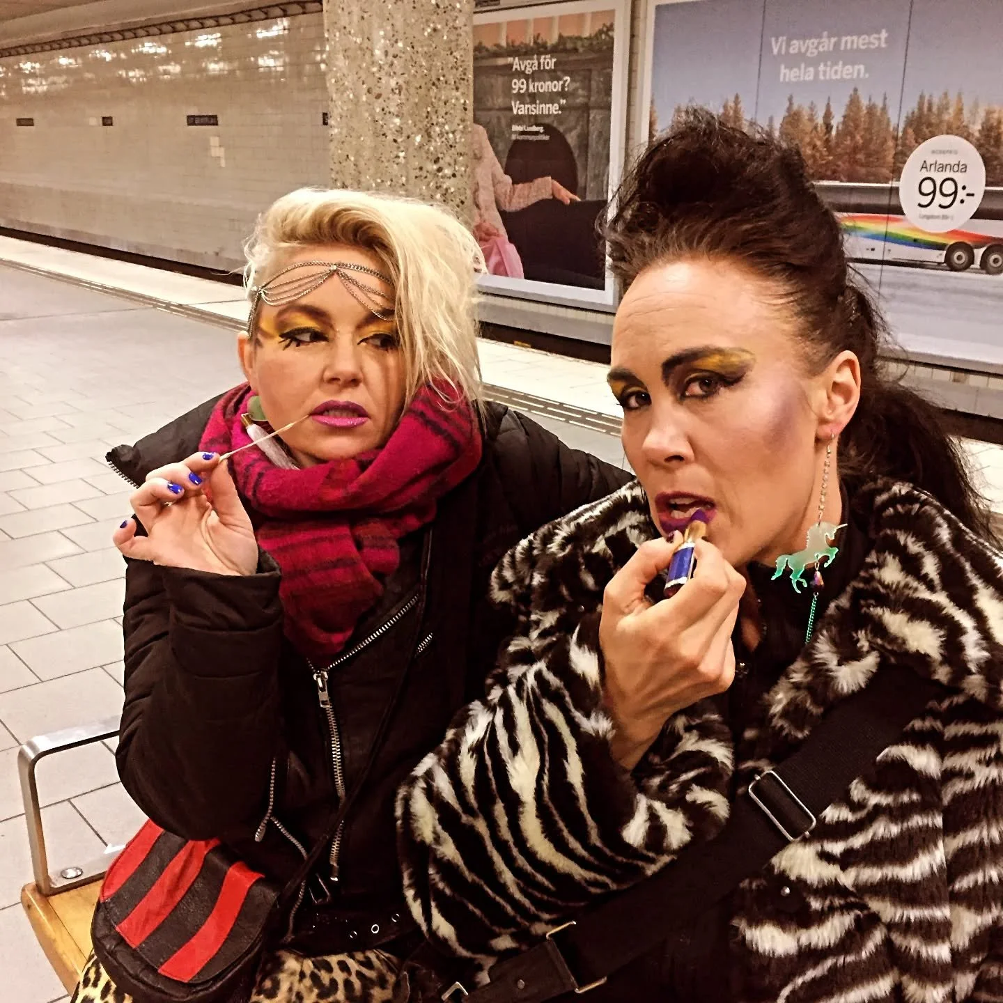 I en v&auml;rld som visar upp brutala sidor...Bryt  f&ouml;rbannelsen

Polarisering de luxe.
Separation 
Rika. Fattig.  Innanf&ouml;r. Utanf&ouml;r. Cool. OCool. Smal. Tjock. K&auml;nd. Misslyckad. Kropp.Tanke. K&auml;nslor . Logik 
M&auml;nniska - D