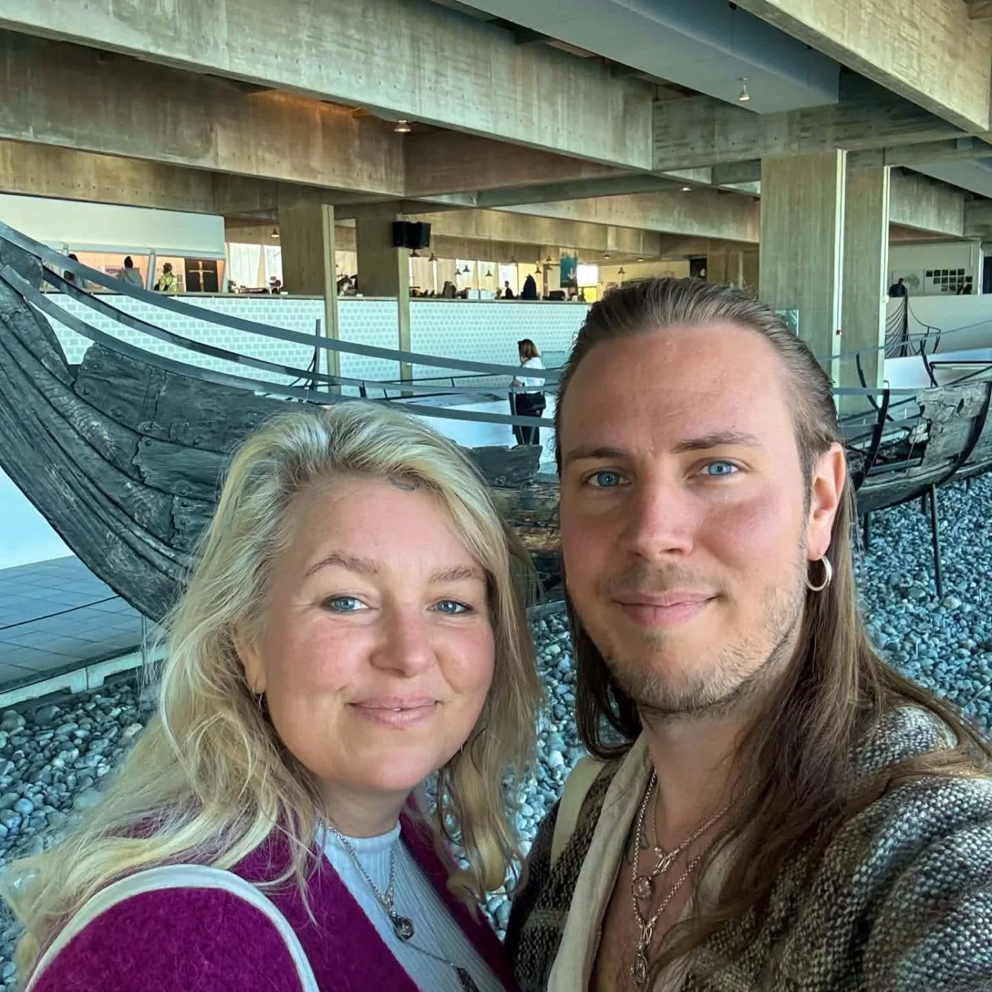 Tog mig en tur s&ouml;derut och fick h&auml;nga med min pojkv&auml;n, guide och psykolog, himla bra den d&auml;r @lindqvist.olof 

Som tv&aring; historien&ouml;rdar g&ouml;r bes&ouml;ker man historiska platser s&aring;som @lundsdomkyrka @vikingshipmu