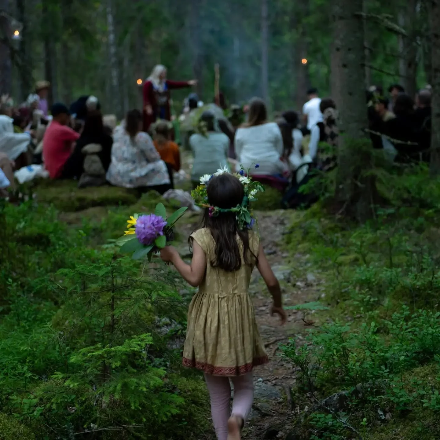 Vad &auml;r det som g&ouml;r att det inte blir som p&aring; bilderna?

Det lilla barnet har kl&auml;tt sig fin med blommor i handen f&ouml;r att vara med p&aring; &aring;rets midsommarsejd.

De unga flickorna kommer f&ouml;r att s&ouml;ka svar fr&ari
