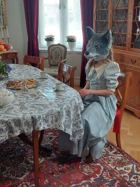 hon-ar-sa-vargflickan.jpg