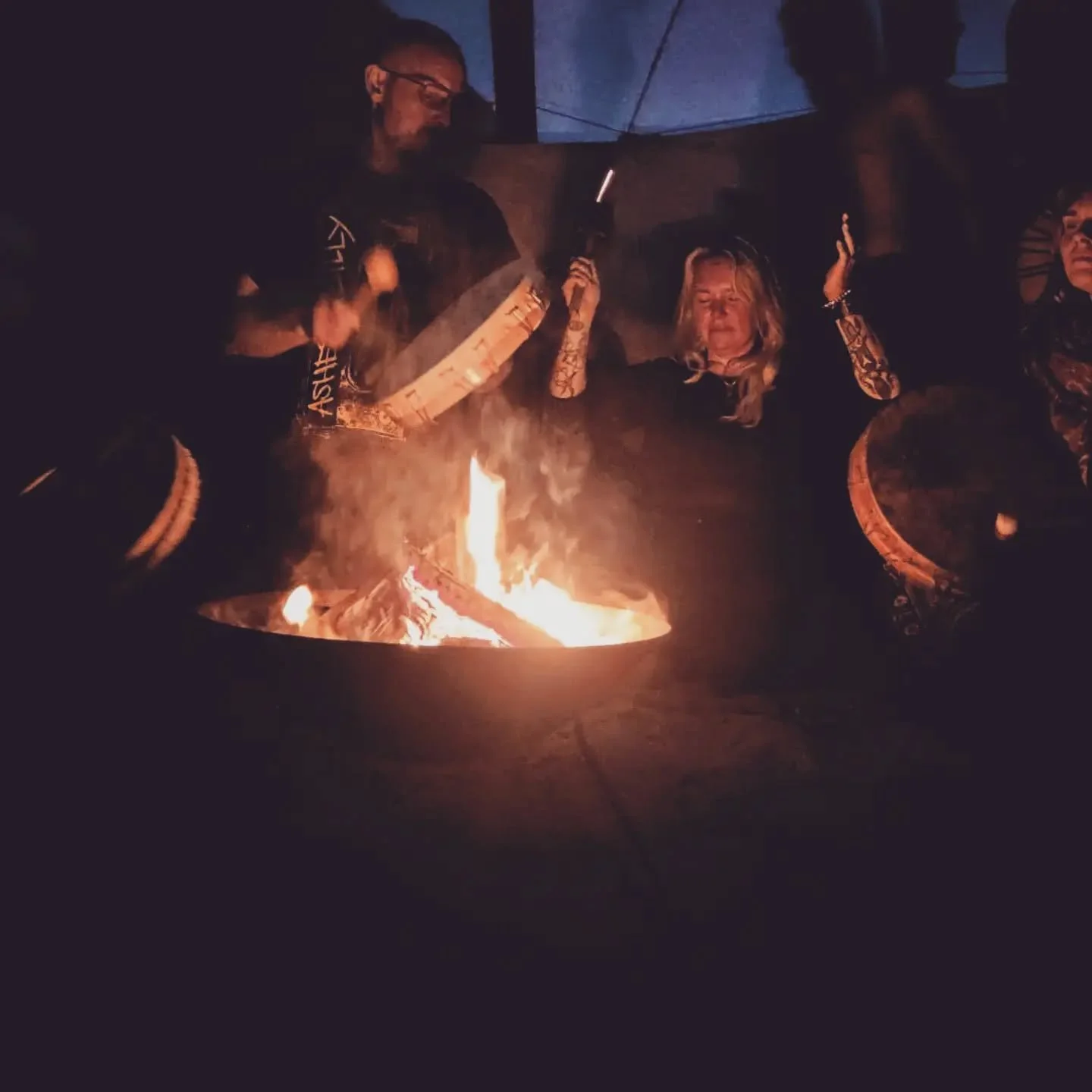 Hell dig Hell 

Hel, den tysta gudinnan, seende i m&ouml;rker,  f&ouml;dd ur skuggan mellan liv och d&ouml;d. Dotter till Loke och Angerboda, m&ouml;rkrets j&auml;ttinna, syster till Fenris och J&ouml;rmundgandir &ndash;  ni tre alla,  f&ouml;rvisad 
