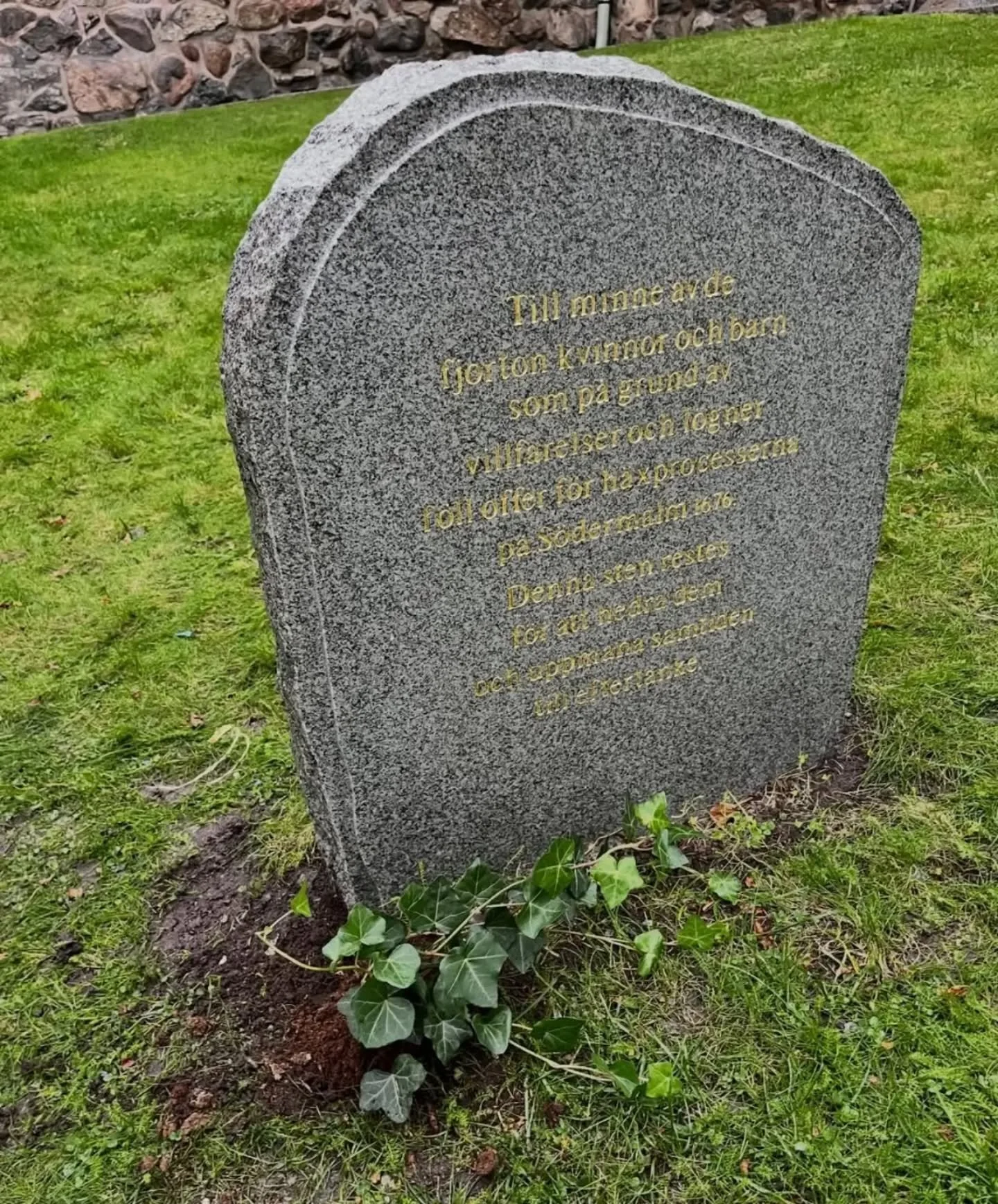 H&auml;r &auml;r stenen.

Jag &auml;r s&aring; besviken men inte f&ouml;rv&aring;nad. 
" Villfarelse och l&ouml;gner"

F&ouml;rl&aring;t men Svenska Kyrkan - vem spred dessa villfarelse och l&ouml;gner? Vem ringde f&ouml;r H&auml;xb&ouml;n 
